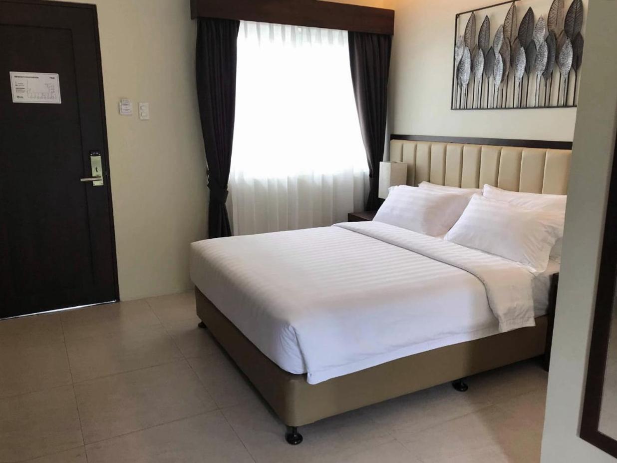 Rovira Suites Dumaguete City Esterno foto